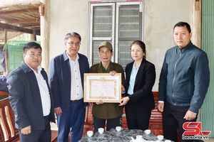 Đồng chí Trưởng Ban Nội chính Tỉnh ủy trao Huy hiệu Đảng tại xã Mường Bú