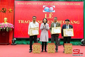 'Bắc Yên trao Huy hiệu Đảng đợt 7/11 cho các đảng viên