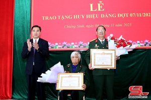 'Phường Chiềng Sinh trao Huy hiệu Đảng đợt 7/11 cho các đảng viên