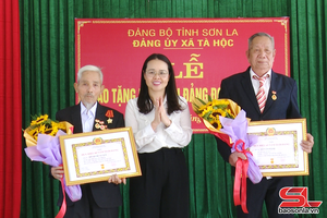 Đồng chí Trưởng ban Tuyên giáo và Dân vận Tỉnh ủy trao Huy hiệu Đảng tại xã Tà Hộc
