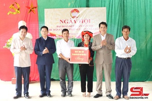 Đồng chí Phó Chủ tịch HĐND tỉnh dự Ngày hội đại đoàn kết tại xã Gia Phù