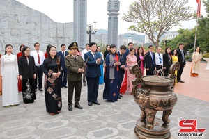 Dâng hương tưởng nhớ Chủ tịch Hồ Chí Minh và các Anh hùng liệt sĩ