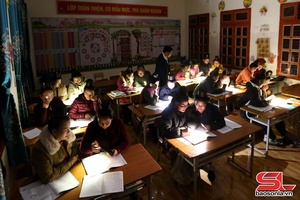 'Ánh sáng từ lớp học xóa mù chữ ở Mường Khiêng