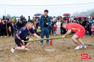 'Sôi nổi các trò chơi dân gian tại Ngày hội văn hóa các dân tộc và Ngày hội cam xã Mường Cơi
