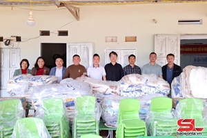 'Trao tặng thiết bị dạy học cho Trường Mầm non Ánh Sao Kim Bon