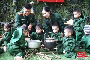 'Hoạt động trải nghiệm "Bé tập làm chiến sĩ"