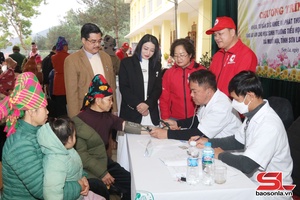 'Khám, cấp phát thuốc miễn phí cho nhân dân xã Muổi Nọi