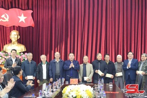 Đồng chí Phó Bí thư Tỉnh ủy gặp mặt các đồng chí nguyên lãnh đạo