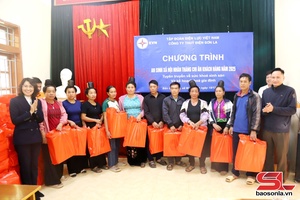 'Công ty Thủy điện Sơn La tổ chức chương trình an sinh xã hội nhân Tháng tri ân khách hàng tại xã Mường La