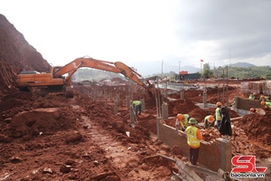 'Hối hả trên công trình Dự án trường liên cấp ở xã biên giới Chiềng Sơn