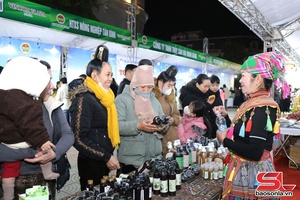 'Khai mạc Tuần hàng giới thiệu nông sản chào mừng Đại hội Đại biểu Hội Nông dân tỉnh Sơn La