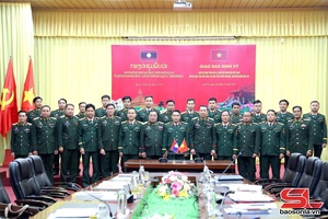 'Giao ban định kỳ giữa Bộ CHQS tỉnh Sơn La với Bộ CHQS các tỉnh Hủa Phăn, Xiêng Khoảng