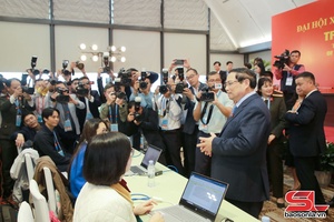 Thủ tướng Chính phủ thăm, động viên phóng viên tại Trung tâm Báo chí