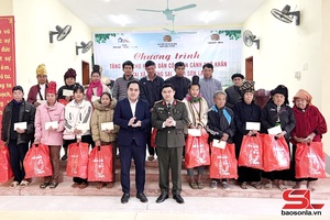 Trao quà Tết cho gia đình khó khăn xã Mường Sại