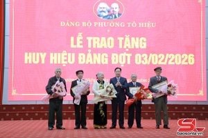 Đồng chí Bí thư Tỉnh ủy trao Huy hiệu Đảng tại phường Tô Hiệu