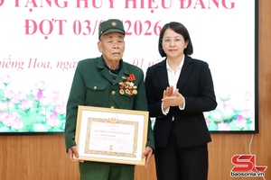 Đồng chí Chủ nhiệm Ủy ban Kiểm tra Tỉnh ủy trao Huy hiệu Đảng xã Mường La và Chiềng Hoa