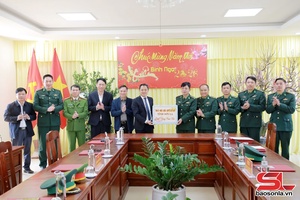 Đồng chí Chủ tịch UBND tỉnh kiểm tra, nắm tình hình và tặng quà cán bộ, chiến sĩ các đơn vị