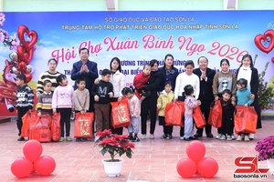 'Đảng ủy phường Tô Hiệu thăm, tặng quà tại Trung tâm Hỗ trợ phát triển giáo dục hòa nhập tỉnh