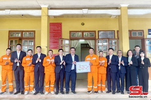 'Công ty Điện lực Sơn La thăm, chúc Tết tặng quà tại xã Tô Múa