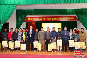 Đồng chí Phó Chủ tịch Thường trực HĐND tỉnh nắm tình hình và tặng quà Tết tại các xã Pắc Ngà, Tà Xùa, Xím Vàng