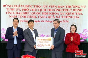 Đồng chí Phó Chủ tịch Thường trực HĐND tỉnh nắm tình hình và tặng quà Tết tại xã Gia Phù, Tường Hạ