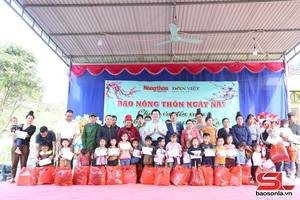 'Báo Nông thôn Ngày Nay trao quà tết cho nhân dân và học sinh xã Yên Sơn