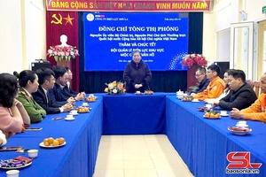 Đồng chí Tòng Thị Phóng thăm, chúc Tết Đội quản lý Điện lực khu vực Mộc Châu - Vân Hồ