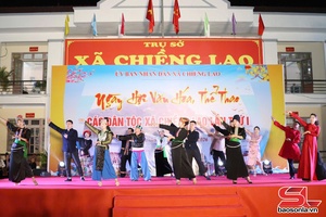 'Đêm giao lưu văn nghệ và trình diễn trang phục dân tộc tại xã Chiềng Lao