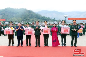 Đồng chí Phó Tham mưu trưởng Quân khu 2 và Phó Bí thư Tỉnh ủy, Chủ tịch Ủy ban MTTQ Việt Nam tỉnh Sơn La dự giao nhận quân tại Sông Mã