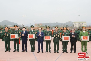 Tư lệnh Quân khu 2 và Bí thư Tỉnh ủy Sơn La dự lễ giao nhận quân tại phường Mộc Châu