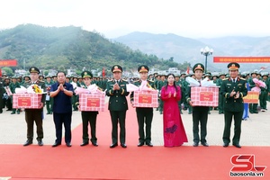 Đồng chí Phó Tham mưu trưởng Quân khu 2 và Phó Bí thư Tỉnh ủy, Chủ tịch Ủy ban MTTQ Việt Nam tỉnh Sơn La dự giao nhận quân tại Sông Mã