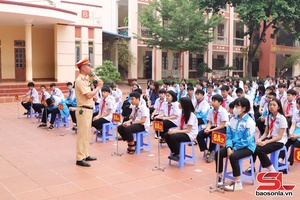 'Tuyên truyền luật TTATGT cho hơn 600 học sinh, giáo viên