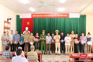 'Tuyên truyền Luật TTATGT cho học sinh, giáo viên và nhân dân xã Mường La