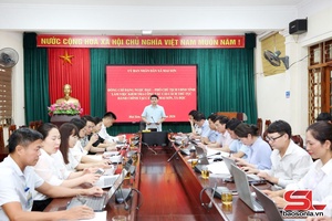 Đồng chí Đặng Ngọc Hậu, Phó Chủ tịch UBND tỉnh kiểm tra công tác cải cách thủ tục hành chính tại xã Tà Hộc, Mai Sơn