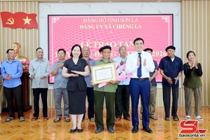 Đồng chí Giám đốc Sở Xây dựng trao Huy hiệu Đảng tại xã Chiềng La và Muổi Nọi