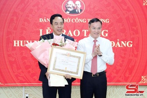 'Đảng ủy Sở Công Thương Sơn La trao tặng Huy hiệu Đảng dịp 19/5