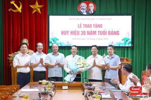 'Đảng bộ Sở Giáo dục và Đào tạo trao tặng Huy hiệu Đảng đợt 19/5