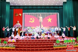 'Văn nghệ chào mừng kỷ niệm 136 năm Ngày sinh Chủ tịch Hồ Chí Minh
