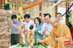'Đồng chí Phó Chủ tịch Thường trực UBND tỉnh Sơn La dự Lễ khánh thành công trình sửa chữa, cải tạo chùa Vặt Hồng tại phường Mộc Châu.