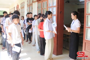 'Hơn 400 thí sinh tham gia thi tuyển vào lớp 10 Trường THCS & THPT Nguyễn Du