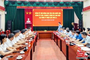 'Đoàn công tác của Hội đồng Dân tộc của Quốc hội và Tập đoàn Điện lực Việt Nam làm việc tại Công ty Điện lực Sơn La