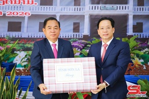 Bàn giao công trình nhà lớp học Trường Chính trị - Hành chính tỉnh U Đôm Xay