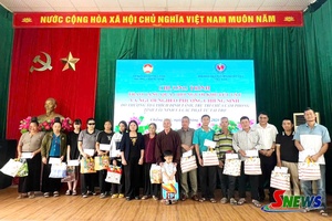'Tặng quà người nghèo, người khuyết tật và trẻ mồ côi phường Chiềng Sinh