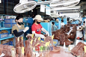 'Xí nghiệp giày Phù Yên 16 năm "bén duyên" Mường Tấc