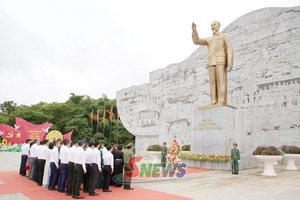 Các đồng chí lãnh đạo tỉnh dâng hương, dâng hoa Tượng đài Bác Hồ, Đền thờ Bác Hồ và dâng hương tưởng niệm các Anh hùng liệt sĩ Nhà tù Sơn La