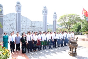 'Hiệp hội Doanh nghiệp tỉnh dâng hoa, dâng hương Tượng đài "Bác Hồ với đồng bào các dân tộc Tây Bắc" và Đền thờ Bác Hồ