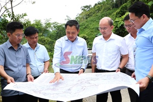 Đồng chí Chủ tịch UBND tỉnh khảo sát vị trí khu tái định cư Dự án Thủy điện tích năng Đông Phù Yên