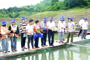 'Phát huy tiềm năng nuôi cá lồng trên hồ thủy điện