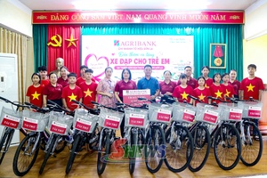 Agribank Chi nhánh Tô Hiệu Sơn La tặng xe đạp cho trẻ em Trung tâm Bảo trợ xã hội tỉnh