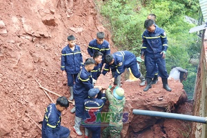 'Công an xã Yên Châu huy động lực lượng khắc phục sạt lở đất vào nhà dân